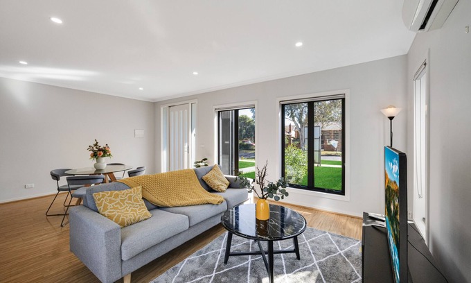 Pascoe Vale House | Spacious 4-Bedroom Family Retreat with Double Garage