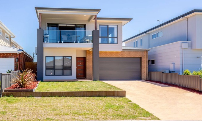 Paynesville House | Spacious 4 bedroom house with jetty berth and island views - pet friendly