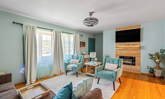 Racine House | Spacious 4-bedroom close to lake, large backyard, 2 king beds, great location