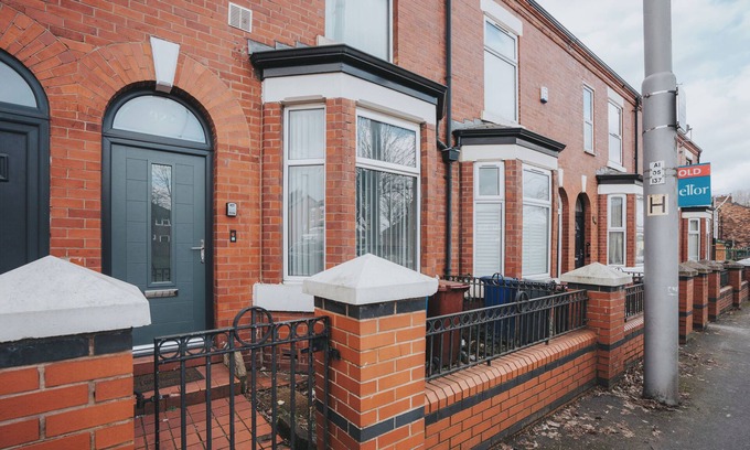 Clayton House | Spacious 4-Bedroom Manchester Retreat with Garden