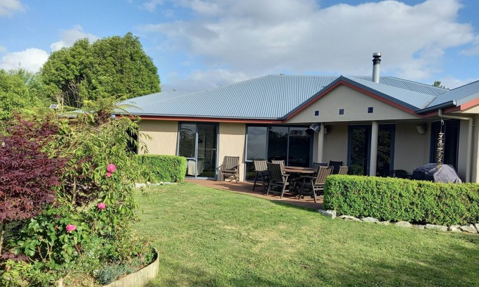 Takaka House | Spacious 4-bedroom home and garden