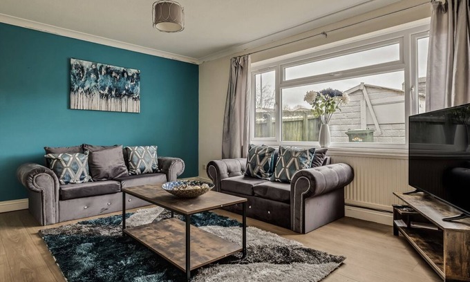 Corby House | Spacious 4 Bedroom House private parking