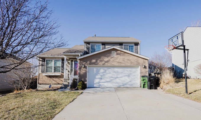 Chalco House | Spacious 4 bedroom house with AC, WiFi in, 2 living rooms, fenced, 2 car garage.