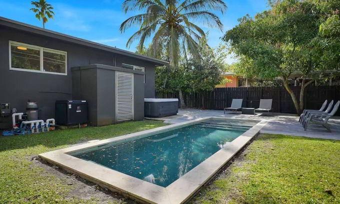 Buena Vista House | Spacious 4 Bedroom Pool-HotTub-MiniGolf-BBQ