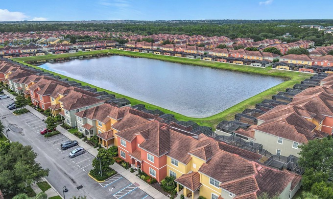 Lindfields House | Spacious 4-bedroom townhome with fitness room and AC in lovely Kissimmee