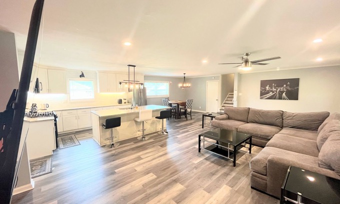 College Park House | Spacious 4 BR 3 Full Bath House Near Airport & Shopping!
