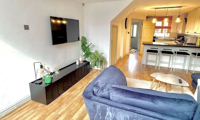 Didsbury House | Spacious 4-BR | Outdoor Seating | 2 Free Parking