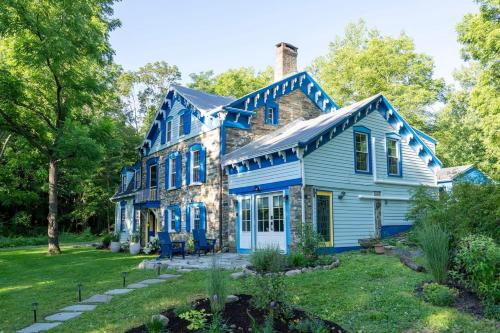 Town of Lloyd House | Spacious 4bd Country Gem - Fire Pit & Chill Vibes