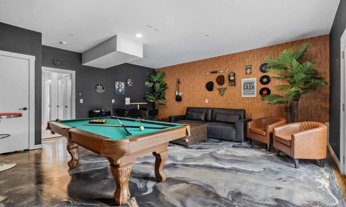 Talbot's Corner House | Spacious 4BR Bachelor Retreat-Game Room & Rooftop!