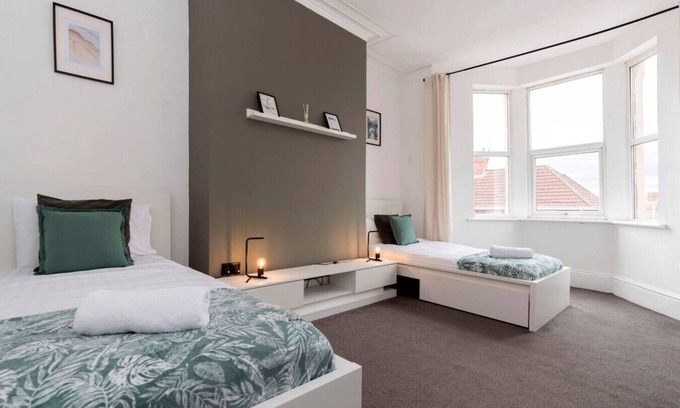 Gateshead Apartment | Spacious 4BR Home in Gateshead Sleeps 7 w/Parking