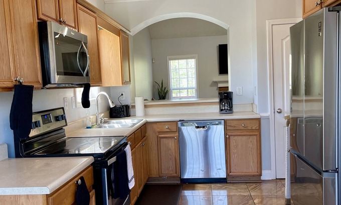 Oak Hill House | Spacious 4br house- 10 mins from the town square