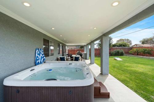 North Clairemont House | Spacious 4BR Outdoor Kitchen Hot Tub & Fun