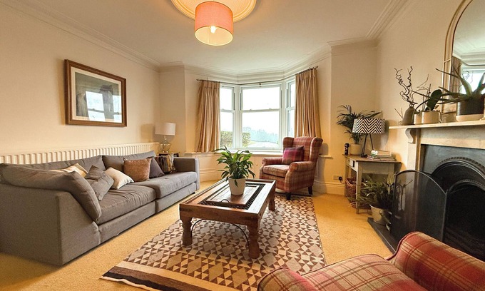 Dronfield House | Spacious 4BR Retreat for 8