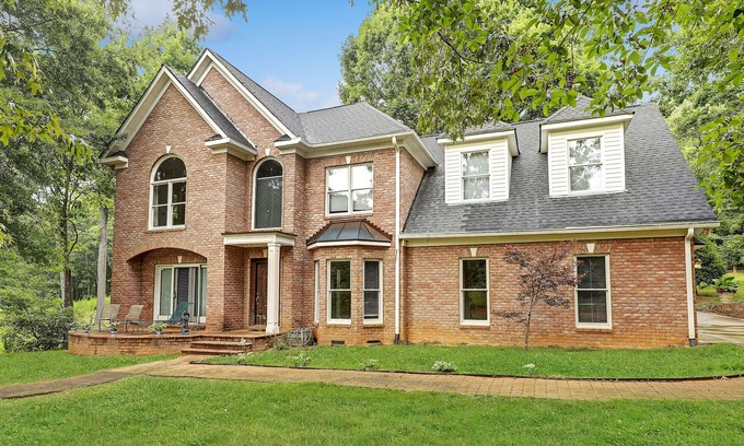Bowling Green House | Spacious 4BR Retreat - 3200sqft - Pond Views & Total Privacy on 23 Acres of Land