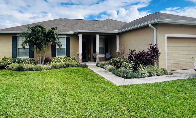 Lakeland House | Spacious 4BR with Private Pool, King Bed, Near Parks and Trails