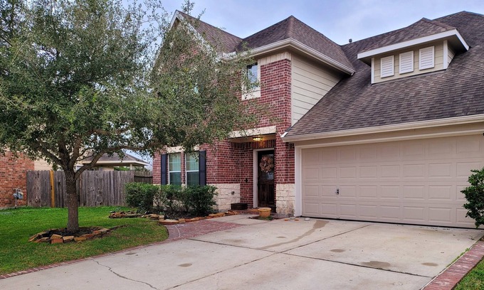 Alvin House | Spacious 5/3 home in quiet neighborhood