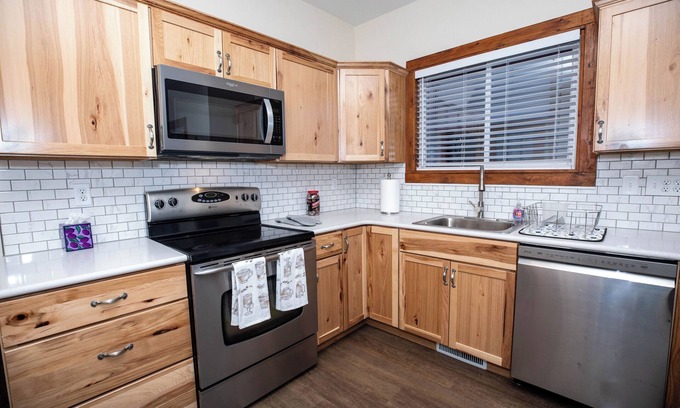 Cedar Rapids House | Spacious 5 BDR, 2.5 BATH - Updated & Prime! Lots of Parking! Sleeps up to 16!