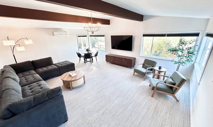 East Wenatchee House | Spacious 5-bdrm home in Wenatchee, Mountain View, hot tub, fire pit, arcade room