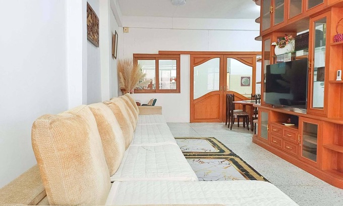 Phra Khanong House | Spacious 5-bedroom house for 16 people near BTS Onnut
