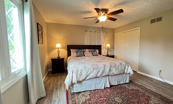 Dublin Other | Spacious 5-bed farmhouse w/Pool Table, Table Tennis Close to Columbus Zoo