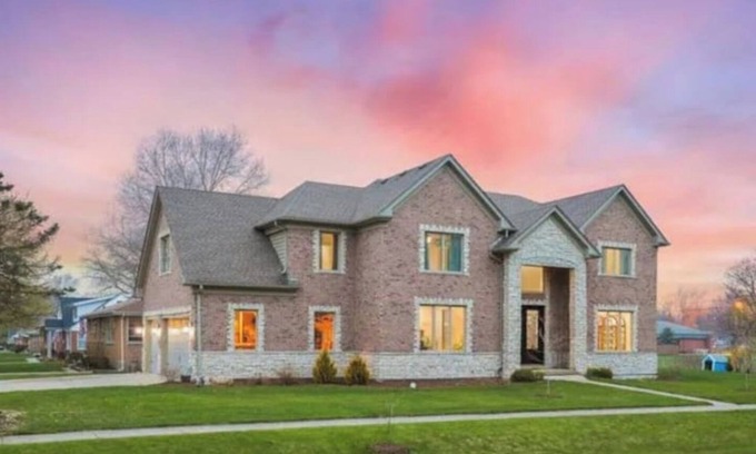 Roselle House | Spacious 5-bedroom Chicago suburban vacation home!