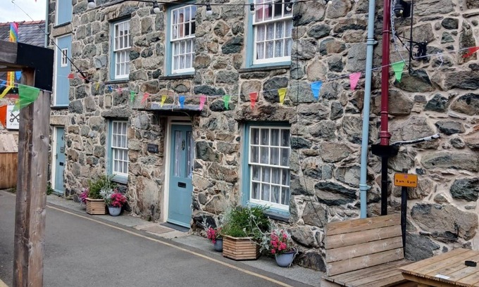 Dolgellau House | Spacious 5 bedroom house, nestled at the base of Cadair Idris mountain range.