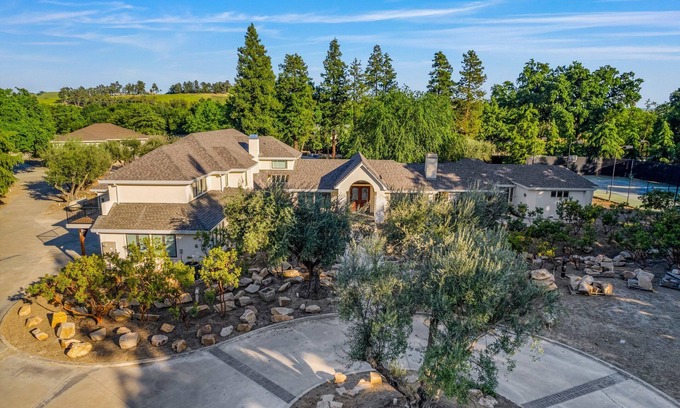 Danville House | Spacious 5-bedroom house with AC, WiFi in Pleasanton's tranquil neighborhood