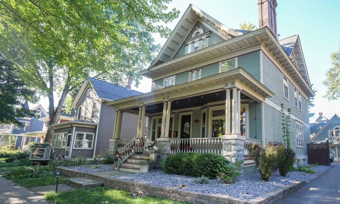 Summit - University House | Spacious 5-bedroom Historic Townhome in Brilliant Saint Paul