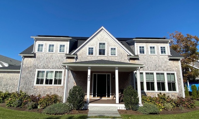 Katama House | Spacious 5-bedroom house in charming Edgartown with AC, WiFi