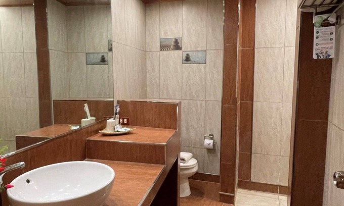 Hilongos Hotel | Spacious 5-bedroom hotel in awesome Hilongos with WiFi, AC