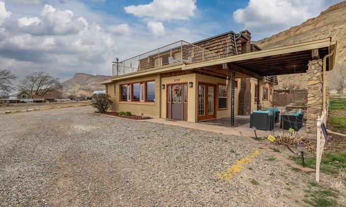 Palisade House | Spacious 5-bedroom house with WiFi, AC in charming Palisade