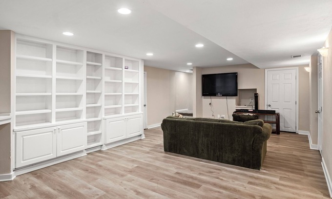 Aurora House | Spacious 5-bedroom house in amazing Aurora with WiFi, AC
