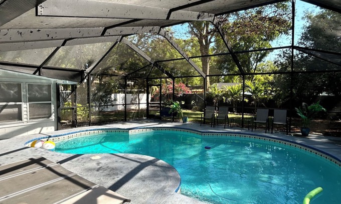 Town N County Park House | Spacious 5-bedroom house in brilliant Tampa with AC, WiFi