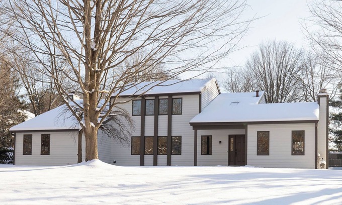 Kalamazoo House | Spacious 5-bedroom Kalamazoo Contemporary Retreat