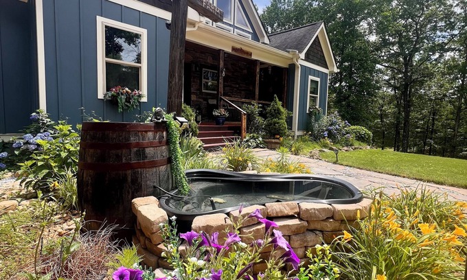 Cartersville House | Spacious 5-bedroom rustic retreat on 10 acres in charming Dallas