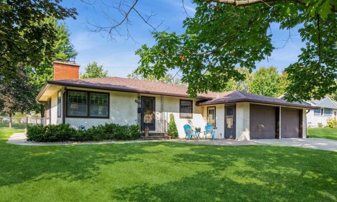East Bloomington House | Spacious 5-bedroom house in pleasant Bloomington MN with AC