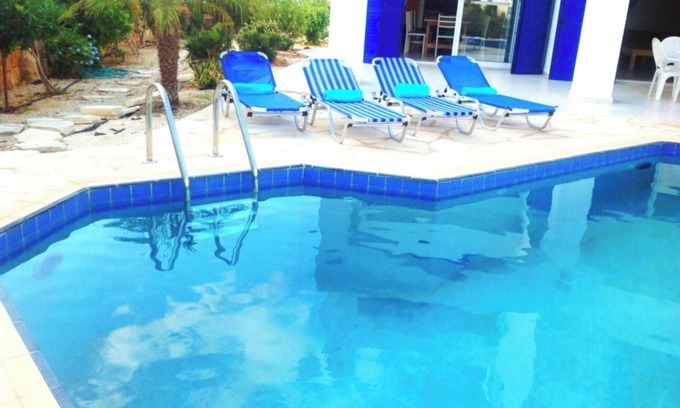 Chlorakas Villa | Spacious 5-bedroom villa 15-30m away from the sea
