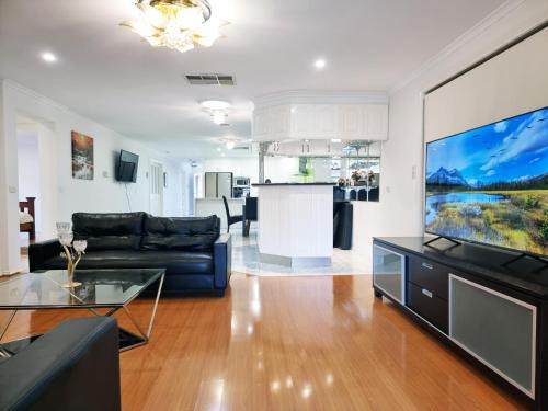 Sunshine West House | Spacious 5 bedrooms house