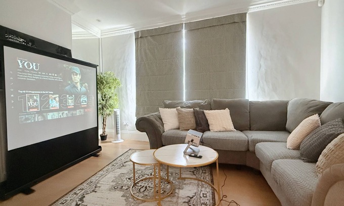 Warwick Apartment | Spacious 5-Story Central London Townhouse | Cozy Home Near Victoria Station