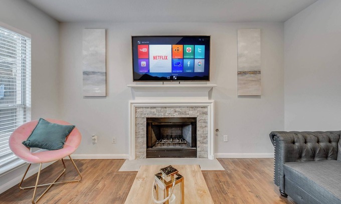 Grand Prairie House | Spacious 5BR/2.5B Home with Pool