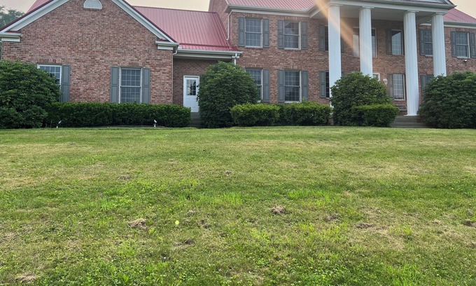 Butler House | Spacious 6 bed 6 bath home in Butler PA on a golf coarse. Family friendly