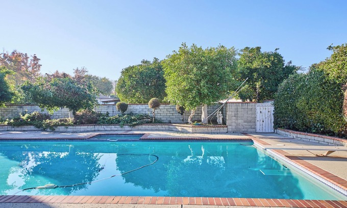Alhambra House | Spacious 6 bedroom house with pool