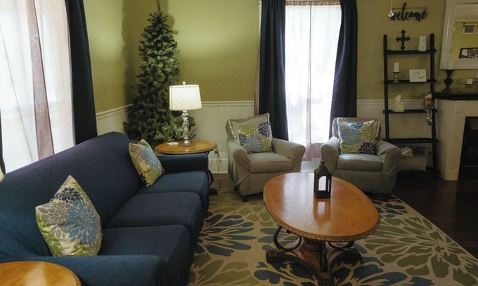 Hearne House | Spacious 6-bedroom house in Hearne with WiFi, AC