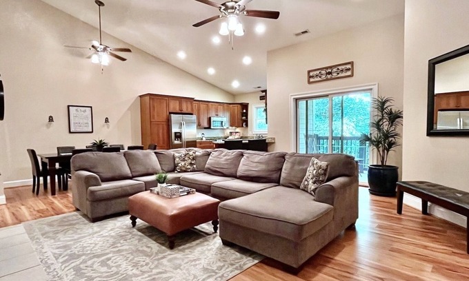 Arden House | Spacious 6br/4ba Home - weekly & monthly rates avail.