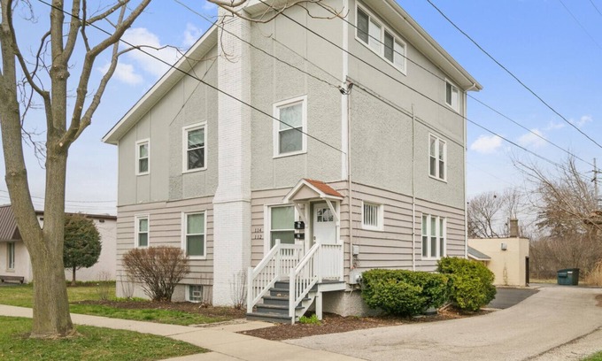 Libertyville House | Spacious 7 bed W/3 living areas Near Naval Base!