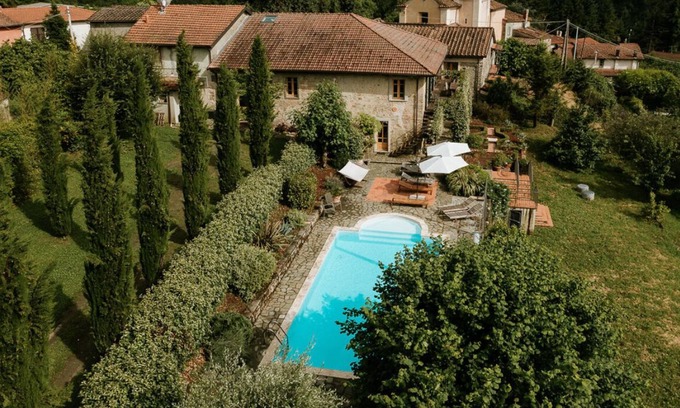 Licciana Nardi Villa | Spacious 7 bedroom air-conditioned villa with swimming pool in northern Tuscany
