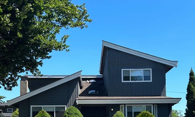 Fraserview House | Spacious 8 bedroom house in Vancouver with jacuzzi, free parking and fast wifi