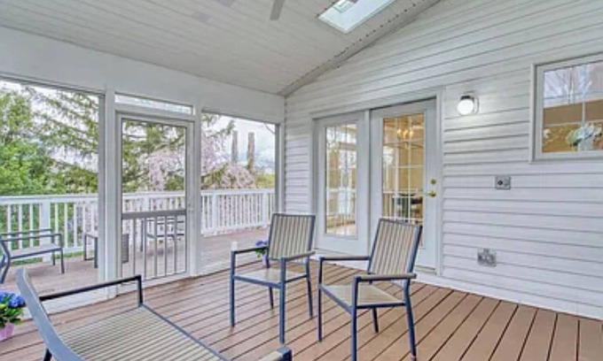 Addison Heights House | Spacious 8-bedroom house in lovely Arlington with WiFi, AC