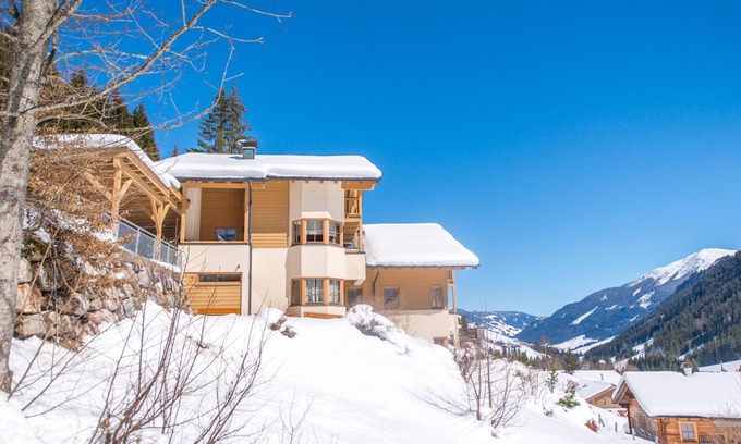 Hinterglemm Ski Chalet | Spacious apartment with beautiful views and sauna