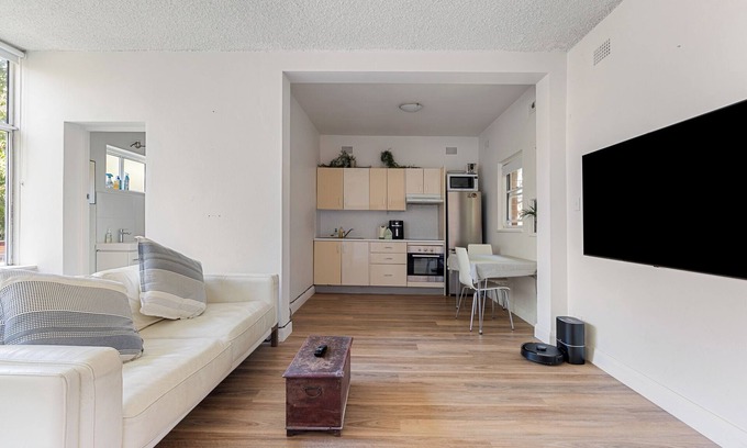 Manly Apartment | Spacious and Idyllic Unit in Little Manly